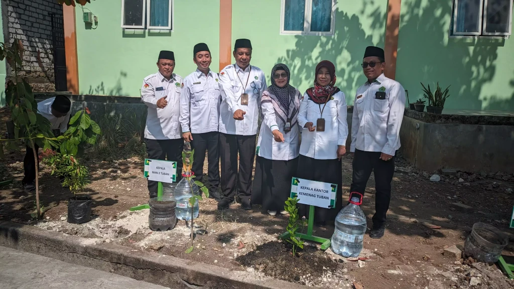 Merawat Bumi Menanam Pohon Asuh Berbasis Ekoteologi di MAN 2 Tuban
