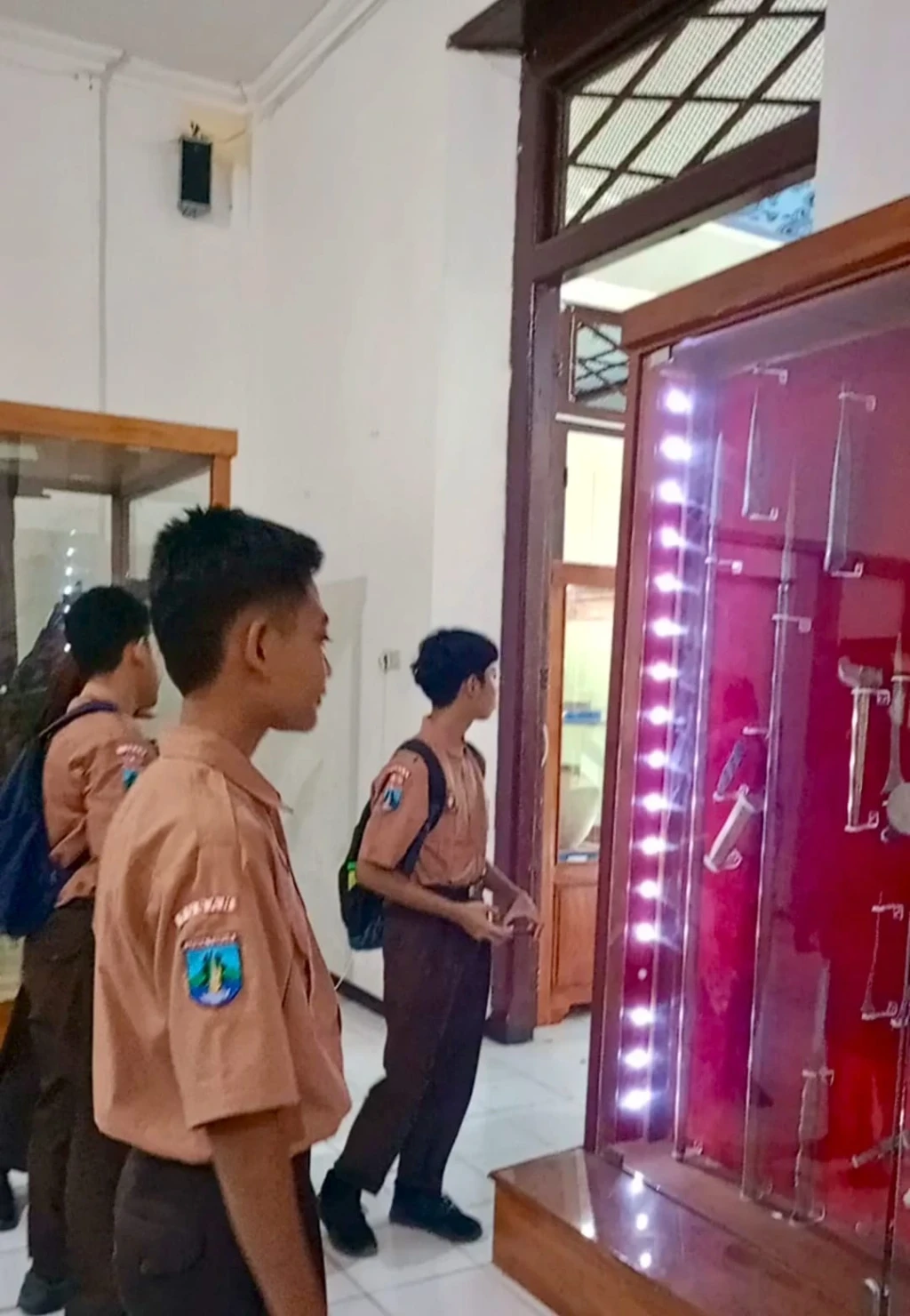 Mengarungi Lorong Waktu di Kambang Putih: MAN 2 Tuban Menyulam Sejarah dan Merawat Lisan